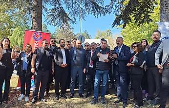 Erciyes Üniversitesi'nde sağlık işçileri bankaların promosyon teklifini protesto etti